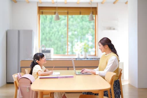 子育て中でもキャリアを諦めない!フルリモートWEBディレクターの“家族優先”な働き方